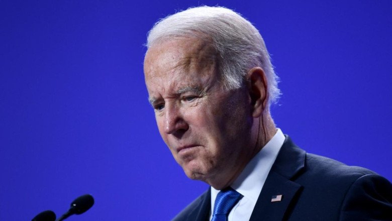 Joe Biden appears lost on stage after address; Americans call it ’embarrassing’