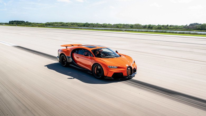 18 Bugatti Owners Drive Their Cars At Over 400km/h — Bugatti 400 Drive Takes Place At The Kennedy Space Center