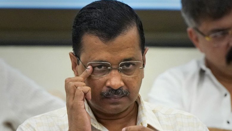 Kejriwal asks Cong to choose between Constitution and Modi