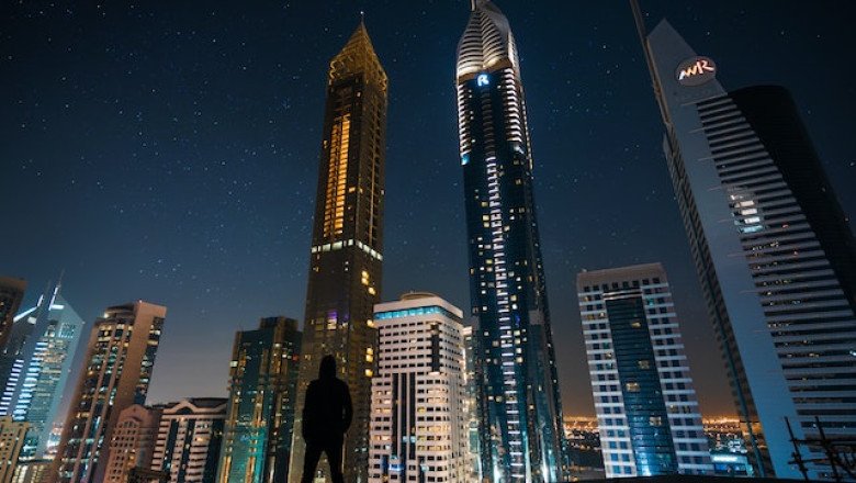 Looking to work in the UAE without a sponsor? Consider these three visa options: