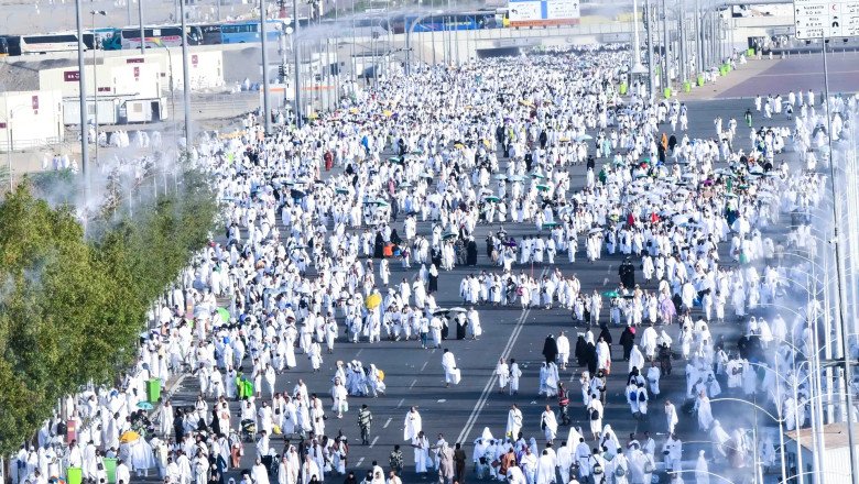 Pilgrims perform the pillar of the greatest pilgrimage in Arafat