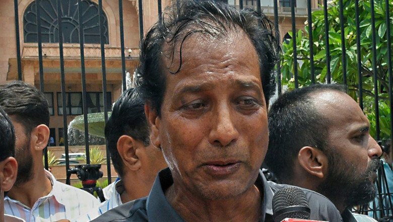 High Rajasthan drama as sacked minister flaunts ‘red diary’