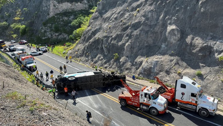 16 dead and 36 injured after bus crashes in Mexico