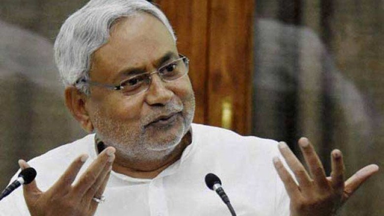 Nitish makes fun of Amit Shah’s ‘oil and water’ claim
