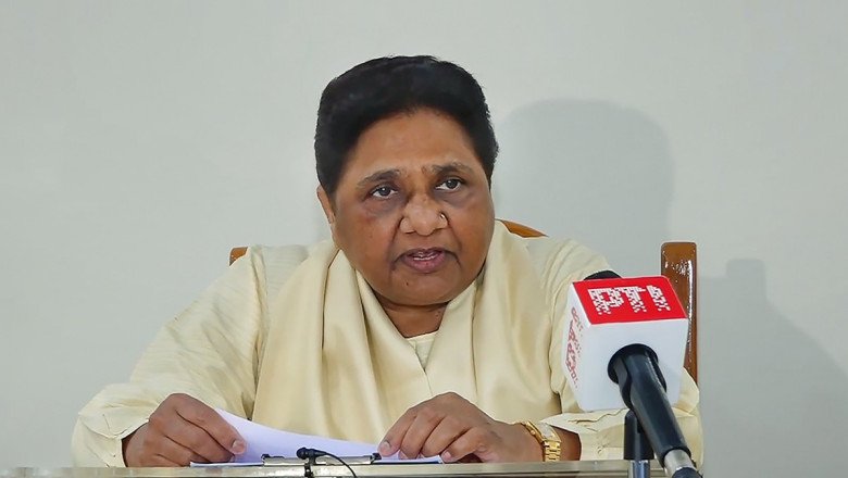 ‘Complete distance’ from both fronts: Mayawati