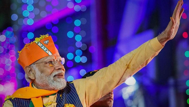 Modi cites Gehlot-Pilot tussle to target Cong