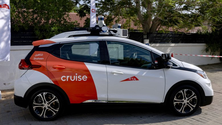 Hamdan Bin Mohammed Goes On First Test Ride Of Cruise Autonomous Electric Vehicle In Jumeirah 1