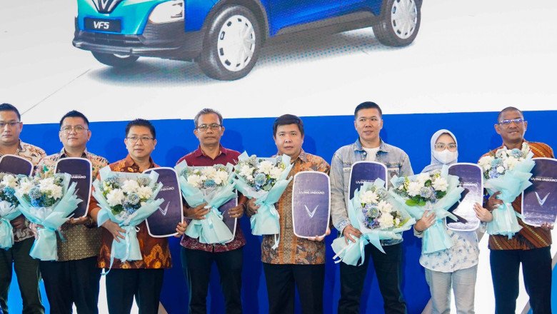 VinFast officially delivers VF 5 electric cars in Indonesia