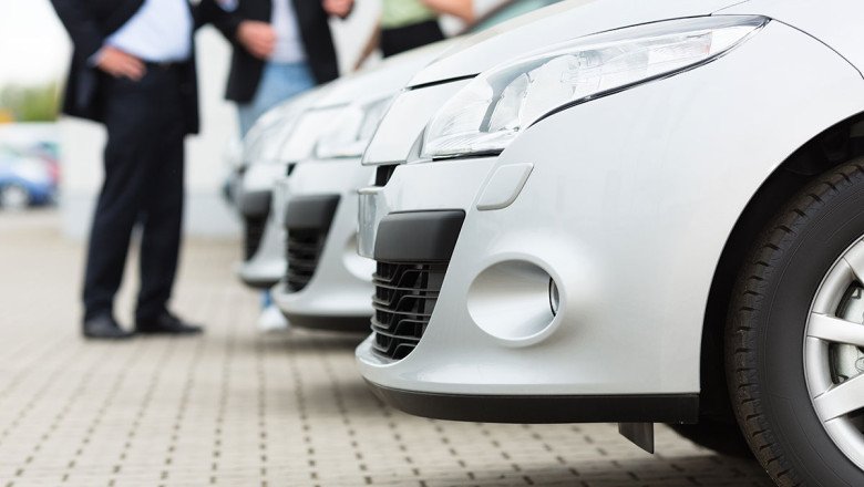 Buying From a Private Seller Vs Buying From a Dealer in the UAE: Which is Better?