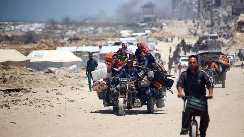 Aid trucks going into Gaza are a “drop in the bucket as to what’s needed,” WFP director says