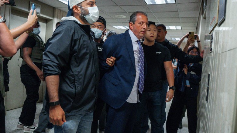 New York City Mayoral Candidate Brad Lander Arrested at Immigration Courthouse