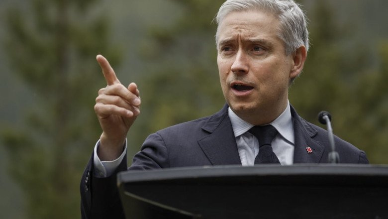 Nearly half of national public pension plan is invested in U.S. — and only 12% in Canada
