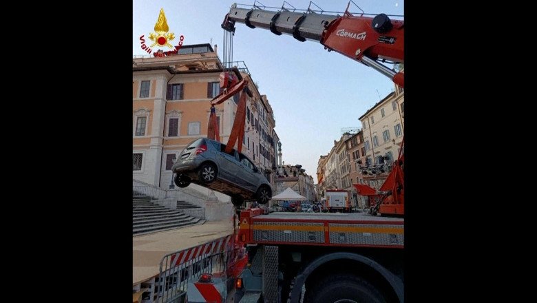 Car driving down Spanish Steps in Rome caught on video by hotel worker