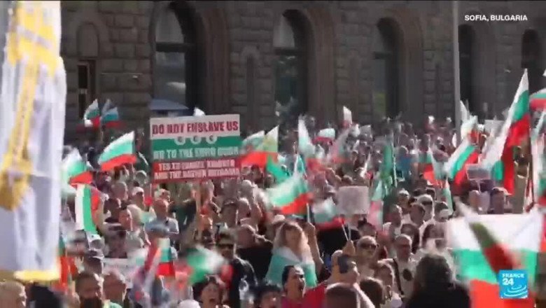 Bulgarians protest government's plan to adopt the euro