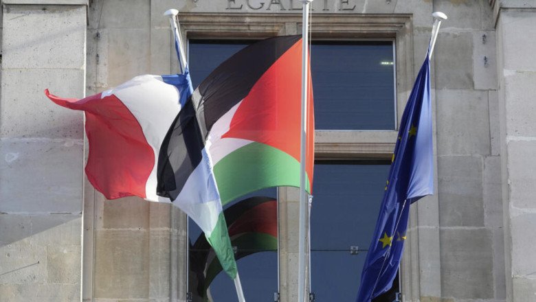 French town halls raise the Palestinian flag in defiance of interior ministry order